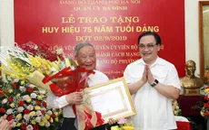 Bí thư Thành ủy Hà Nội trao tặng huy hiệu 75 năm tuổi Đảng cho đồng chí Vũ Oanh