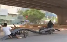 Nguy hiểm xe ba bánh chở sắt quá khổ tung hoành trên đường