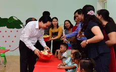 Trước thềm năm học mới, Bộ trưởng Phùng Xuân Nhạ tới thăm thầy trò vùng lũ Quan Sơn