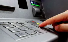 Hai bảo vệ khống chế người nước ngoài gắn thiết bị lạ vào trụ ATM