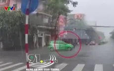 Vượt đèn đỏ trong mưa, xe máy bị ô tô đâm văng