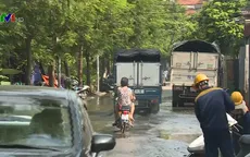 Người dân Long Biên, Hà Nội dọn dẹp sau ngập lụt