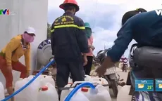 Buổi sáng với những chuyến xe đưa nước về vùng hạn