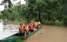 Cứu hộ người dân Campuchia bị ảnh hưởng bởi mưa lũ