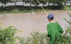 Kiếm thu nhập từ việc câu ếch đồng mùa lũ