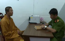 Nhà sư đập vỡ kính xe ô tô của người đi đường đã được đưa vào bệnh viện tâm thần