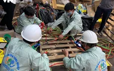 Bộ đội Hoá học đang tẩy độc nhà kho Rạng Đông sau vụ cháy