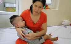 Xót xa cảnh cha mẹ mù chăm con 19 tháng ung thư di căn