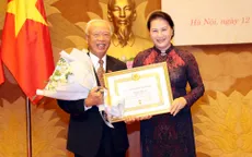 Nguyên CTQH Nguyễn Văn An nhận huy hiệu 60 năm tuổi Đảng