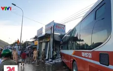 Xe khách đâm xe tải và lao thẳng vào một ngôi nhà trên Quốc lộ 20