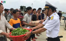 Cứu 46 ngư dân Quảng Ngãi gặp nạn trên biển