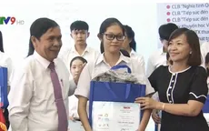 Trao 90 suất học bổng cho tân sinh viên nghèo vượt khó