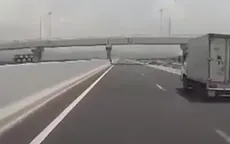 Xe tải mất lái đâm vào hàng rào hộ lan bên đường do bị nổ lốp