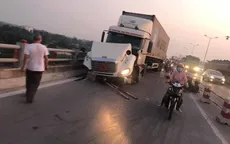 Vụ container húc 3 xe máy trên cầu Thanh Trì: Người rơi xuống sông đã thiệt mạng