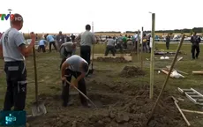 Kỳ lạ cuộc thi... đào huyệt mộ ở Hungary