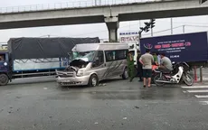 Xe ô tô 16 chỗ bị tông nát trên xa lộ Hà Nội