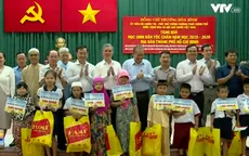 Trao học bổng cho học sinh dân tộc Chăm có hoàn cảnh khó khăn