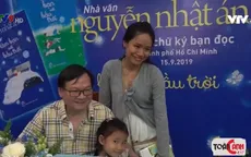 Nhà văn Nguyễn Nhật Ánh ký tặng sách "Làm bạn với bầu trời"