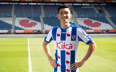 Văn Hậu kiểm tra tủ quần áo ở phòng thay đồ CLB Heerenveen