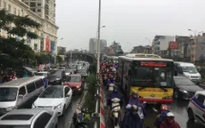 Mưa lớn đúng giờ đi làm, nhiều tuyến đường Hà Nội ngập sâu, ách tắc