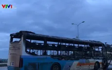 Bất ngờ bốc cháy, xe khách đang lưu thông theo hướng Bắc - Nam bị thiêu rụi
