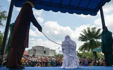 Indonesia: Bị phạt đánh bằng roi vì thể hiện tình cảm nơi công cộng