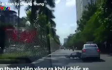 Phóng nhanh sang đường, xe máy đâm vào đầu taxi
