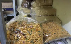 Phát hiện lượng lớn cơm cháy, khô gà không rõ nguồn gốc