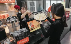 Giới trẻ Sài Gòn mang xô, chảo đi đựng bắp rang bơ miễn phí