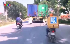 Nguy hiểm khi xe chở container sai quy định