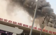 Cháy lớn tại Cung văn hóa hữu nghị Việt Xô, khói đen bốc ngùn ngụt