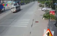 Xe tải lấn làn đường ngược chiều khiến 2 người thương vong
