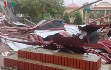Lốc xoáy ở Hà Tĩnh cuốn phăng hàng chục mái nhà trong đêm