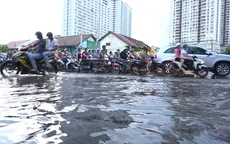 Triều cường đạt đỉnh, giao thông TP.HCM khó khăn