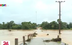 Các địa phương miền Trung vẫn bị cô lập bởi mưa lũ