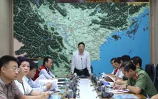 Theo dõi chặt chẽ diễn biến áp thấp nhiệt đới và tiếp tục tìm kiếm 10 người mất tích