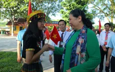 Đồng chí Tòng Thị Phóng dự khai giảng năm học mới tại Yên Bái