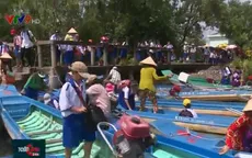 Học sinh Cà Mau đi xuồng máy tới trường đón năm học mới