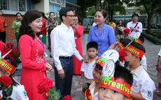 PTTg Vũ Đức Đam đến sớm, trò chuyện với học sinh trước giờ khai giảng tại TP.HCM