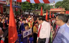 Đồng chí Trần Thanh Mẫn dự khai giảng ở Hòa Bình