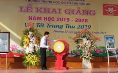 Đồng chí Võ Văn Thưởng đánh trống khai giảng tại THCS Chu Văn An, Hải Phòng