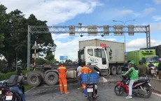 Kinh hoàng xe container gây tai nạn trên cầu vượt Sóng Thần