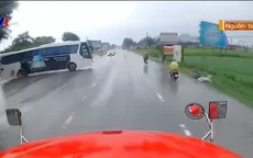 Tài xế xe container "thót tim" vì xe khách sang đường nguy hiểm