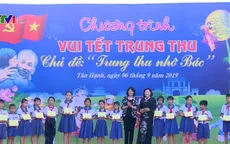 Phó Chủ tịch nước Đặng Thị Ngọc Thịnh vui Trung thu với học sinh Vĩnh Long
