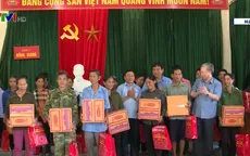 Thường trực Ban Bí thư Trần Quốc Vượng động viên đồng bào vùng lũ Hà Tĩnh