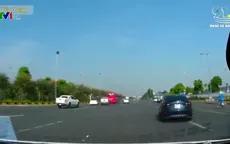 Hai ô tô chèn ép nhau trên đường như phim hành động