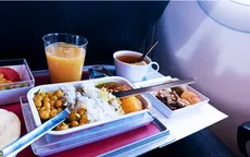 Vì sao đồ ăn trên máy bay có vị khác thường?