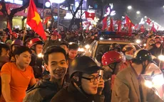 Hàng vạn người xuống đường ăn mừng chiến thắng nghẹt thở của tuyển Việt Nam