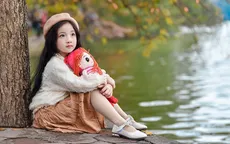 Gặp lại "em bé Hà Nội" xinh như búp bê trên phố mùa thay lá