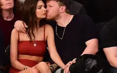 Emily Ratajkowski hạnh phúc hôn chồng khi đi xem bóng rổ